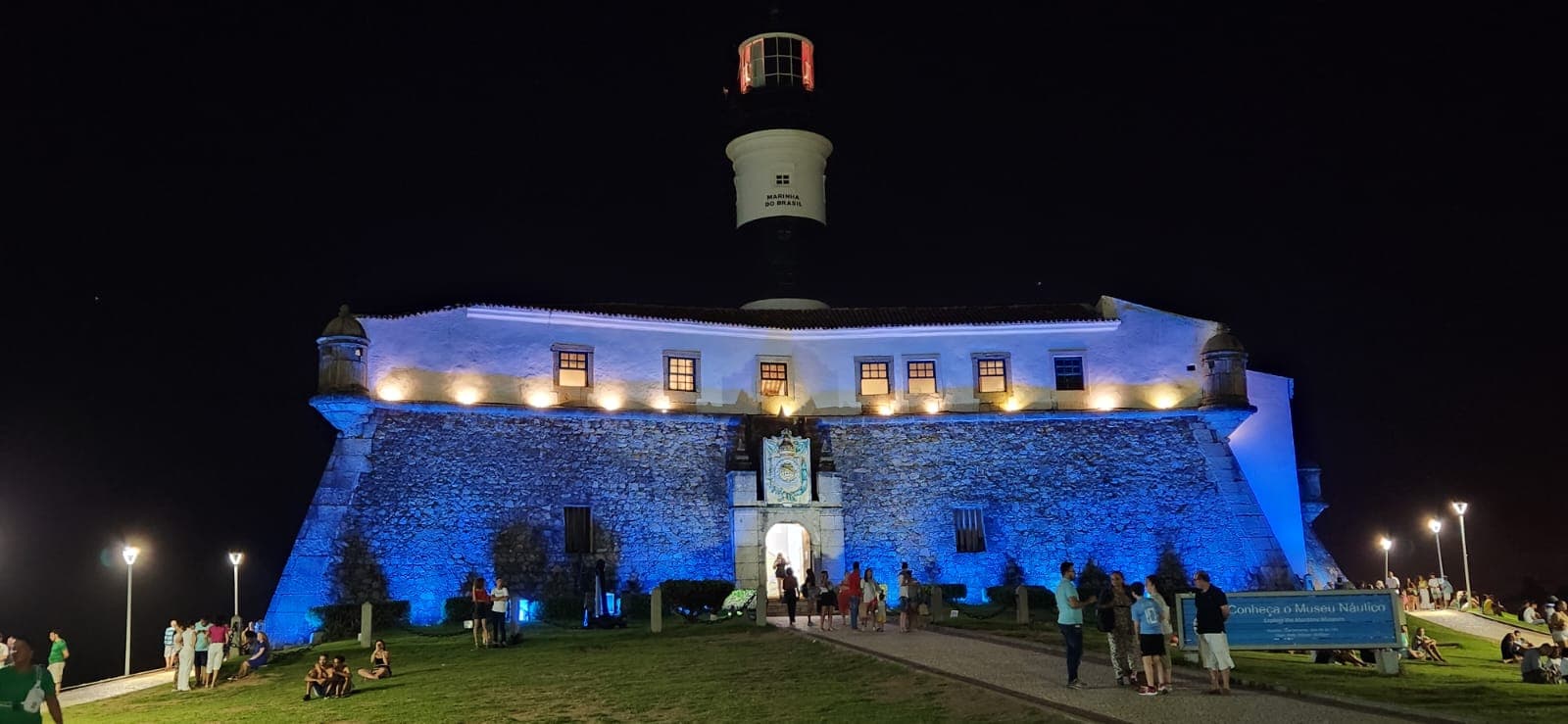 Farol da Barra e Forte de Santo Antônio iluminados à noite