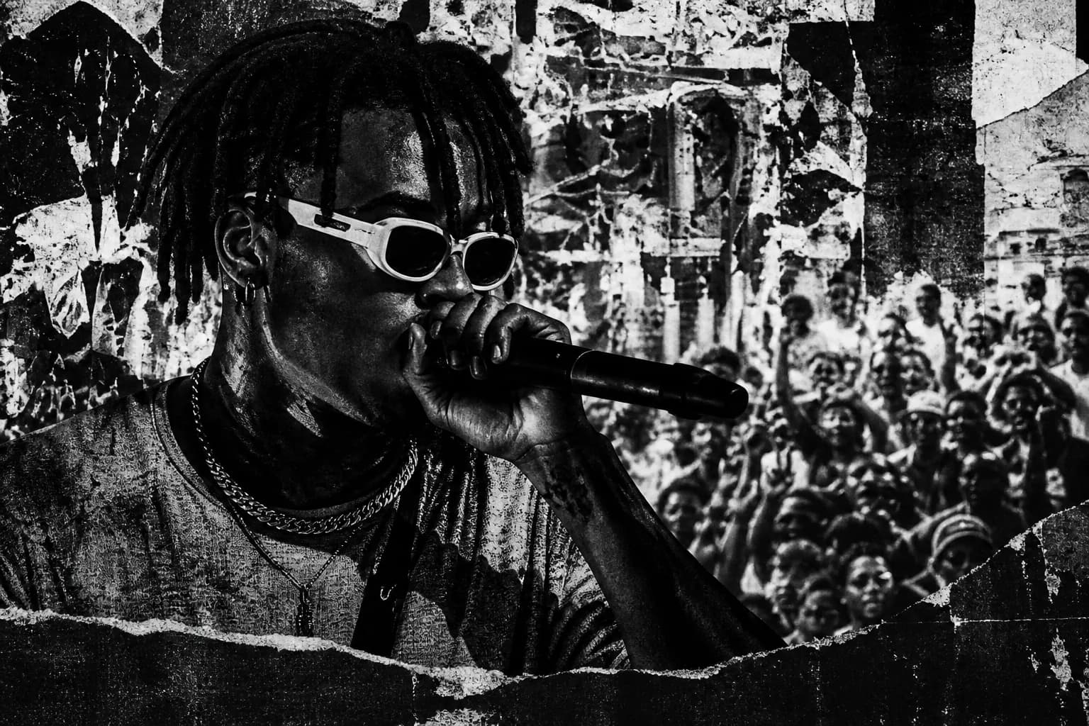 Artista no microfone diante do público, em cartaz de rua preto e branco